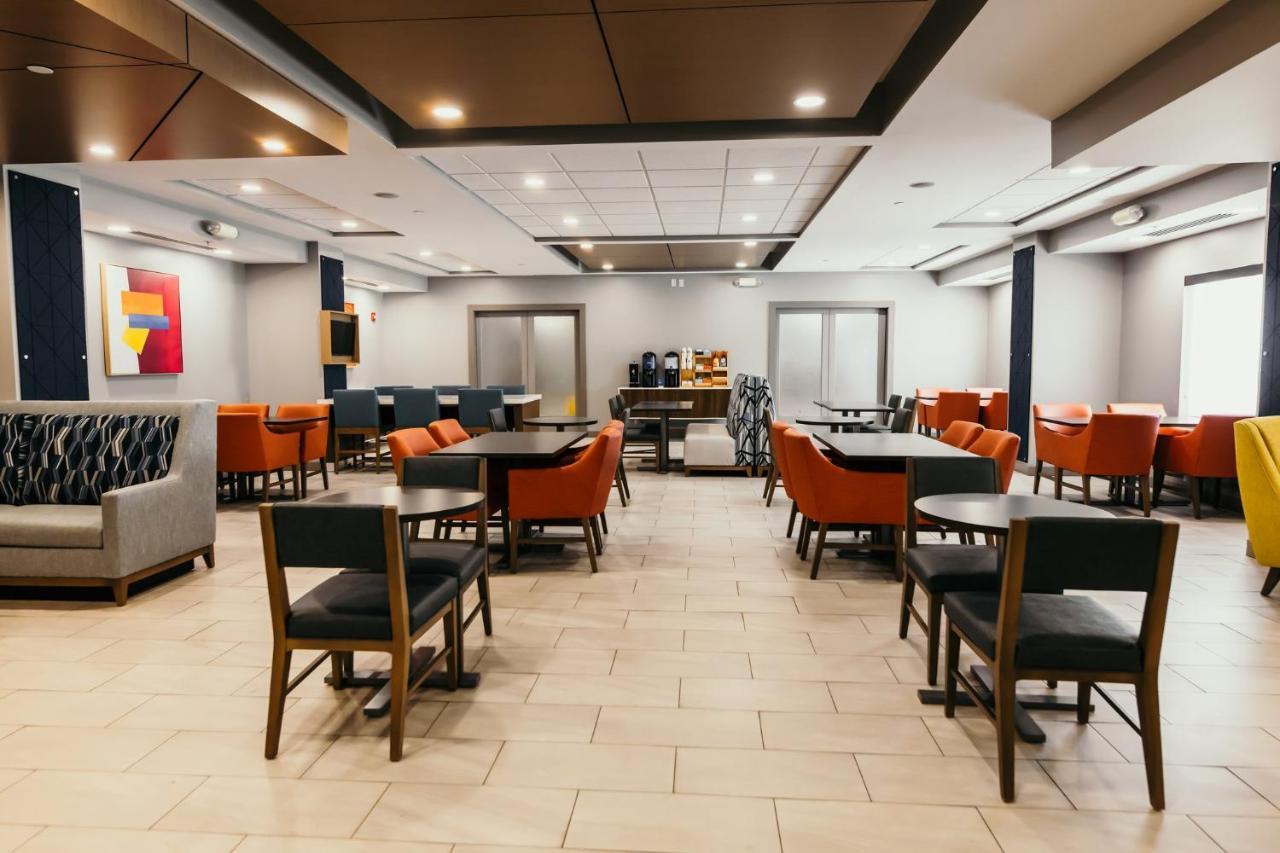 Holiday Inn Express And Suites Urbandale Des Moines, An Ihg Hotel Екстер'єр фото